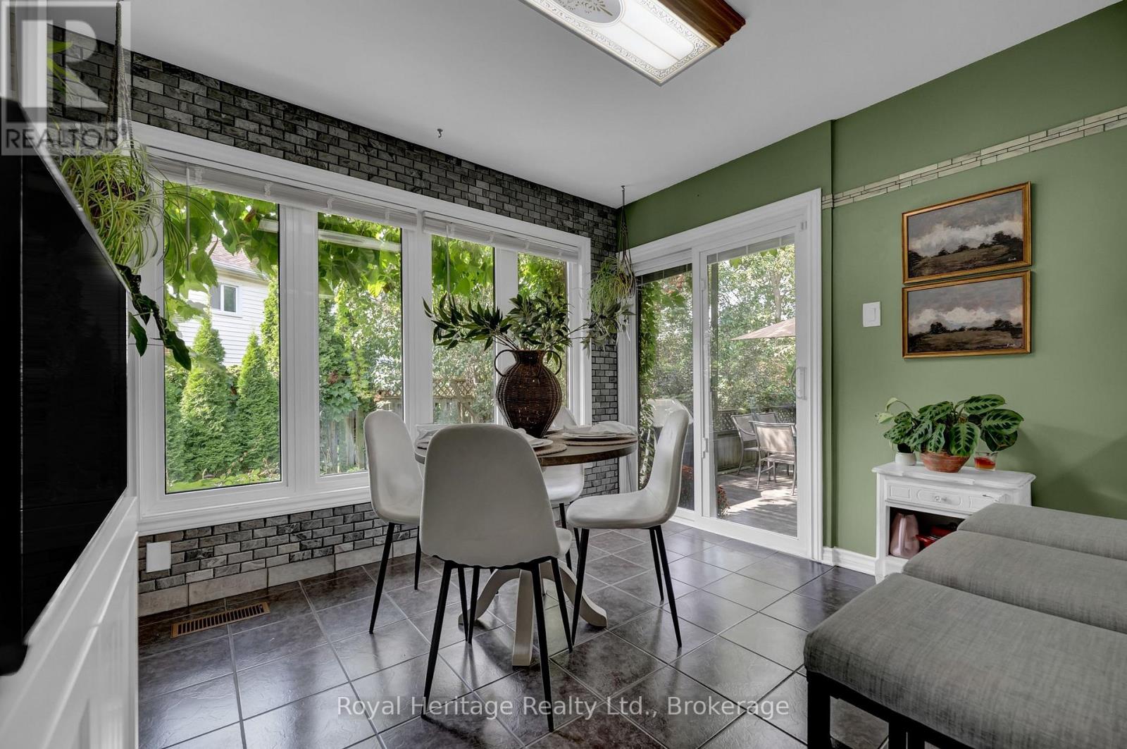 88 HART BOULEVARD - 14