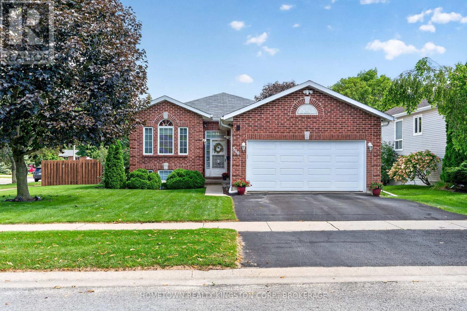 540 SACKVILLE CRESCENT - 1