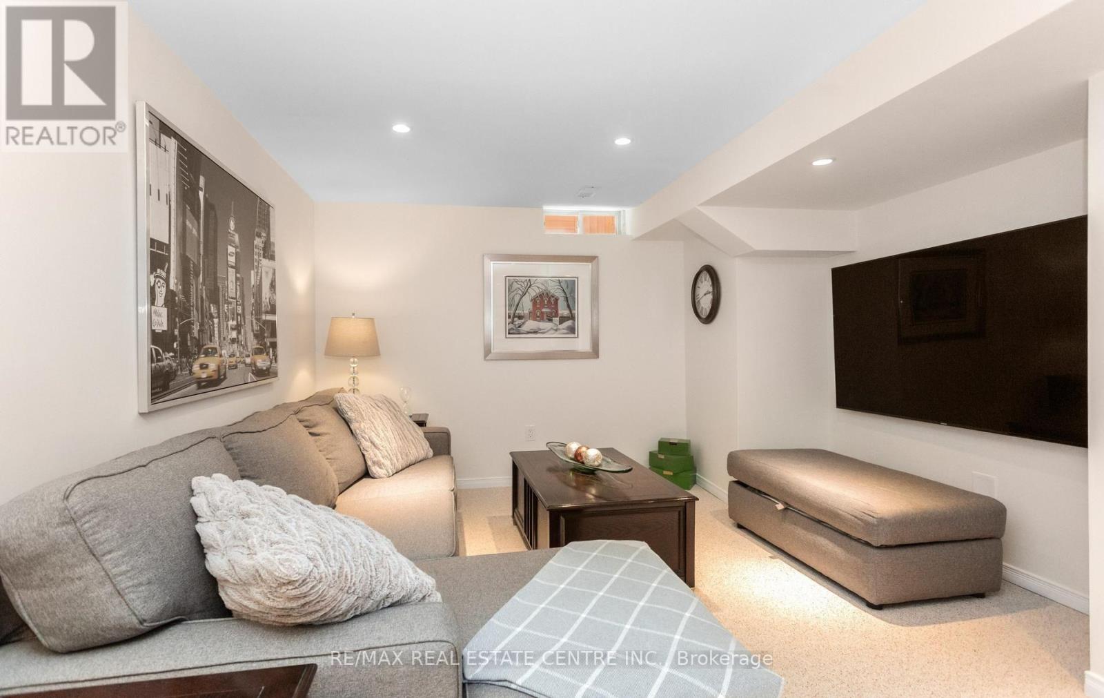 40 HEPBURN CRESCENT N - Image 35