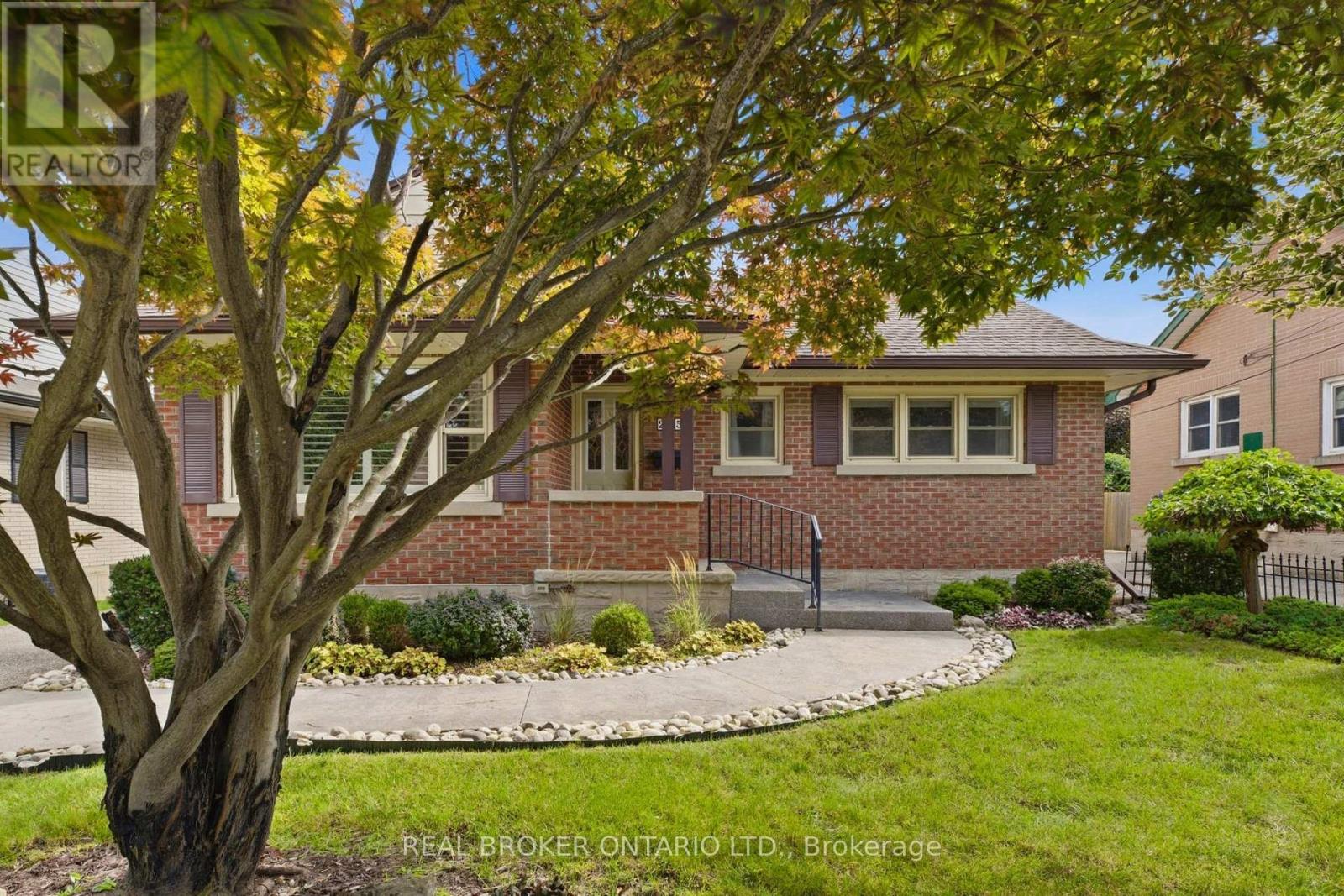 235 BLUCHER STREET — photo 2