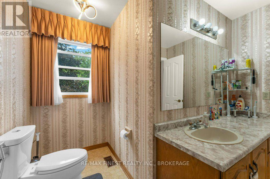 562 SYCAMORE STREET - Image 34