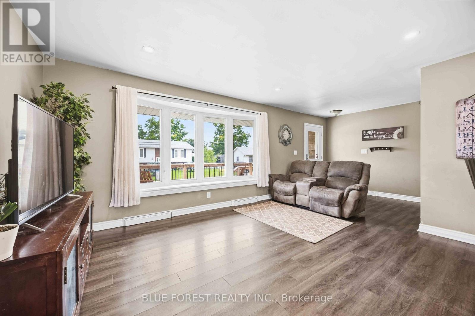 6 YORK Street, Lambton Shores (Forest), Ontario, N0N1J0, Lambton Shores (Forest), Ontario — photo 5 of 5