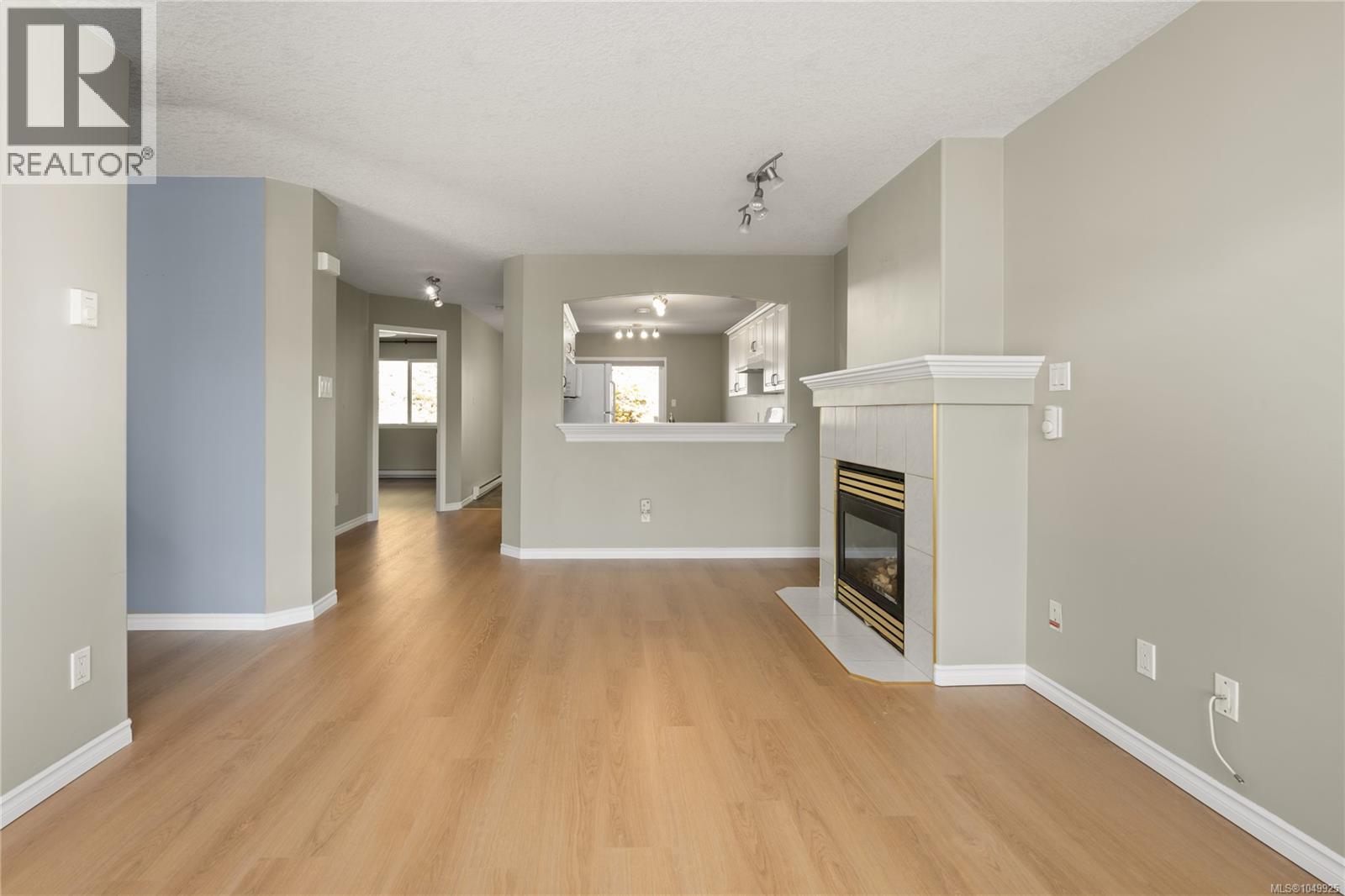 4884 Fairbrook Cres - 6