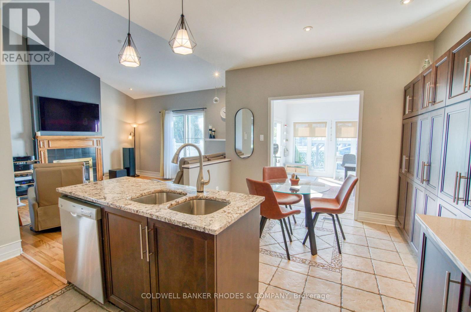 1859 HENNESSY CRESCENT photo 13