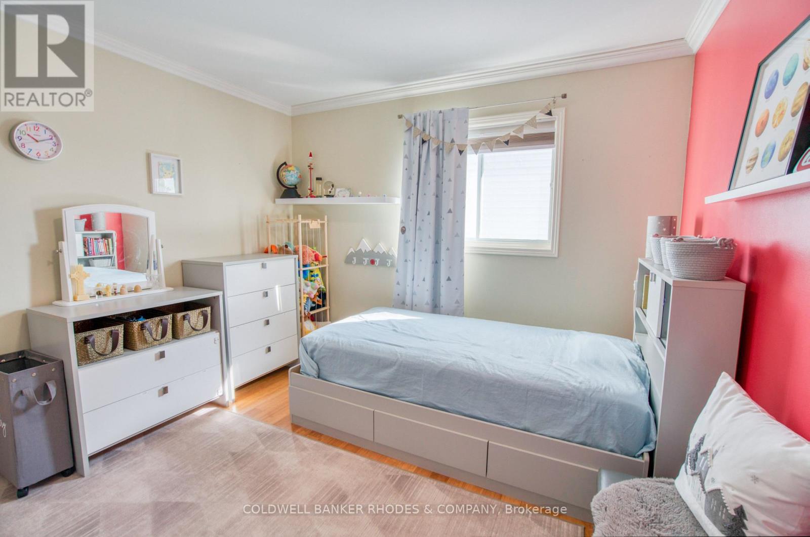 1859 HENNESSY CRESCENT photo 17