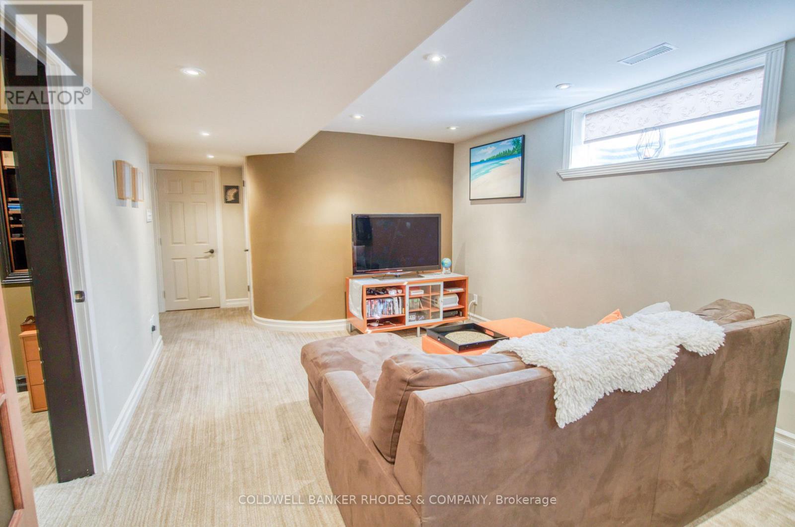 1859 HENNESSY CRESCENT photo 26