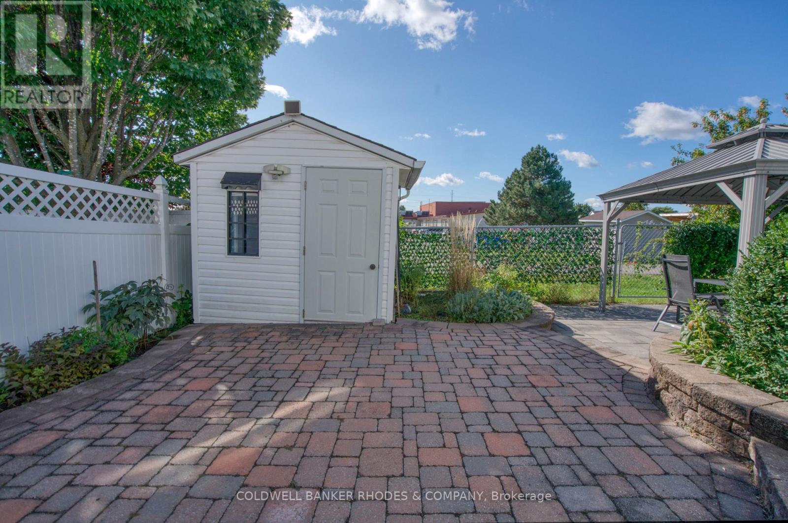 1859 HENNESSY CRESCENT photo 32