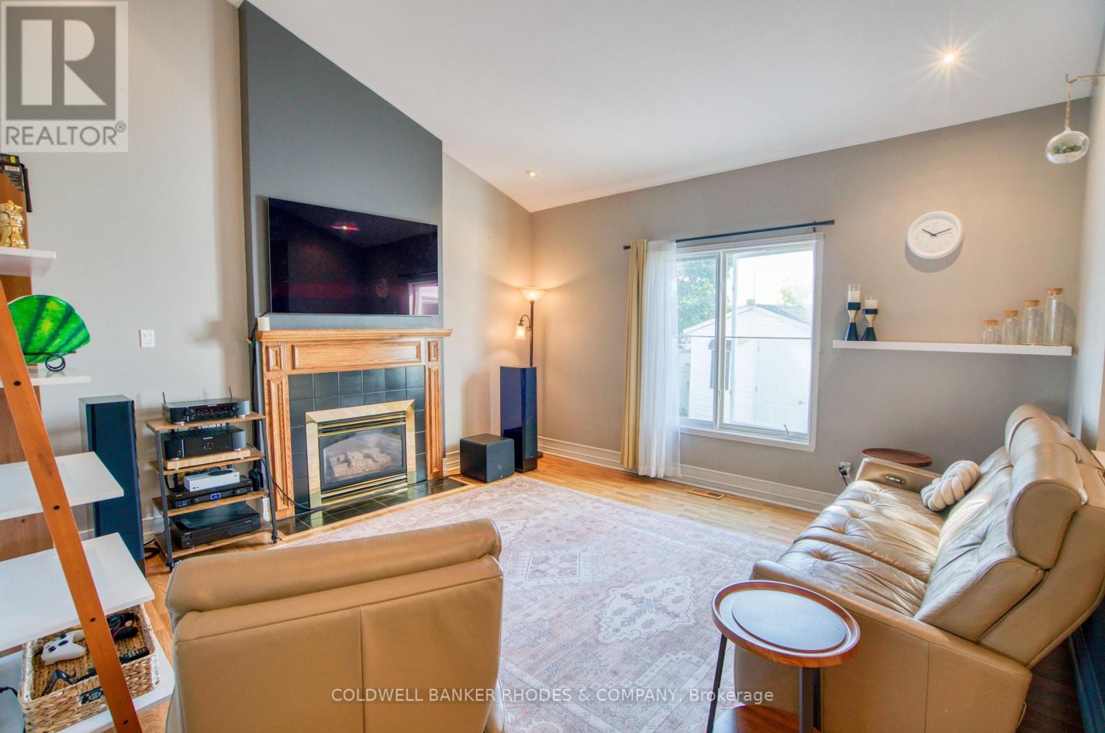 1859 HENNESSY CRESCENT photo 8