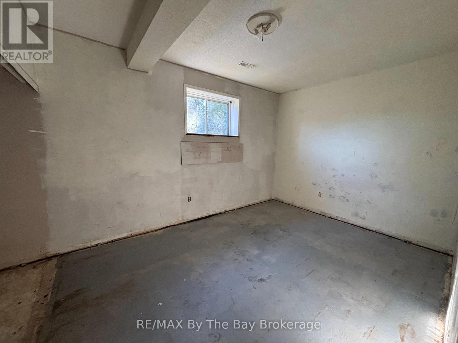 184 DYER DRIVE - 10