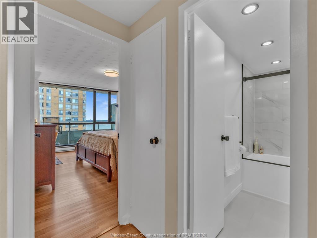 #1104 111 RIVERSIDE DRIVE East - 19