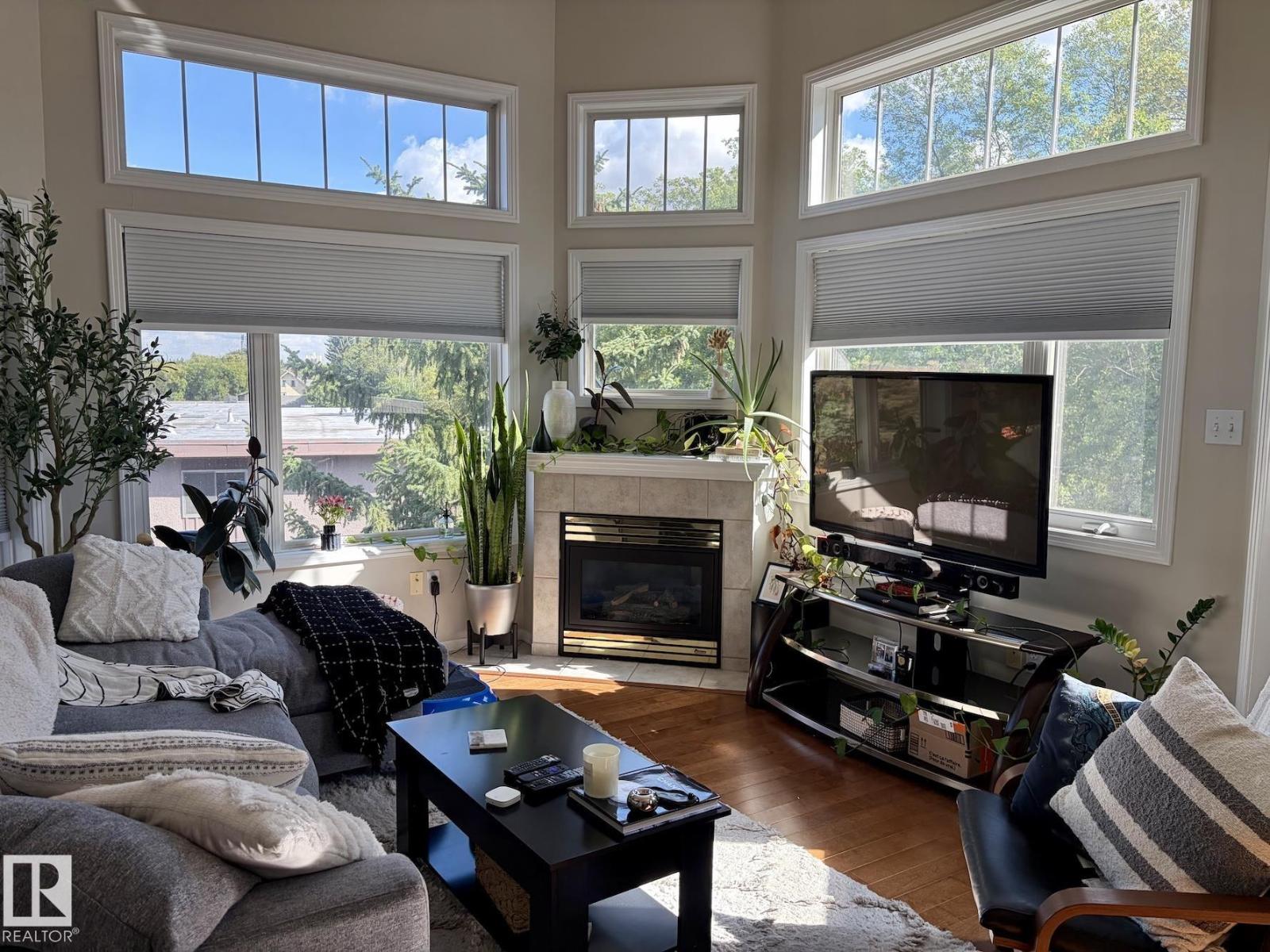 #402 8909 100 ST NW - 1