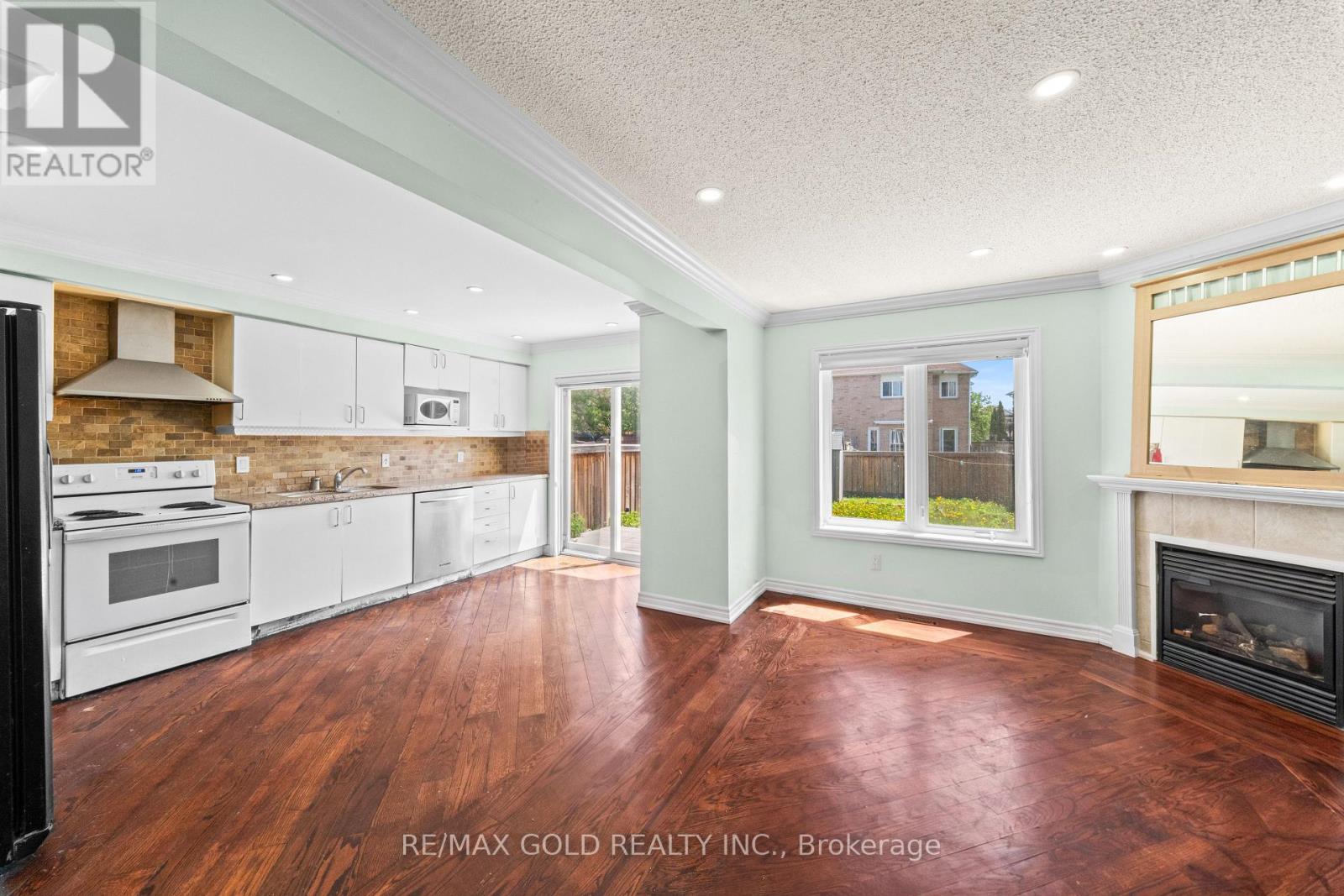 31 RAVENSCLIFFE COURT - 11