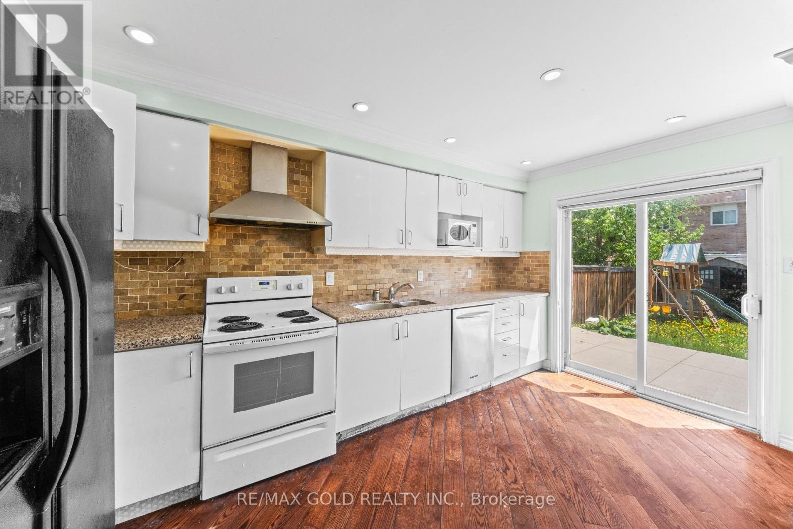 31 RAVENSCLIFFE COURT - 12