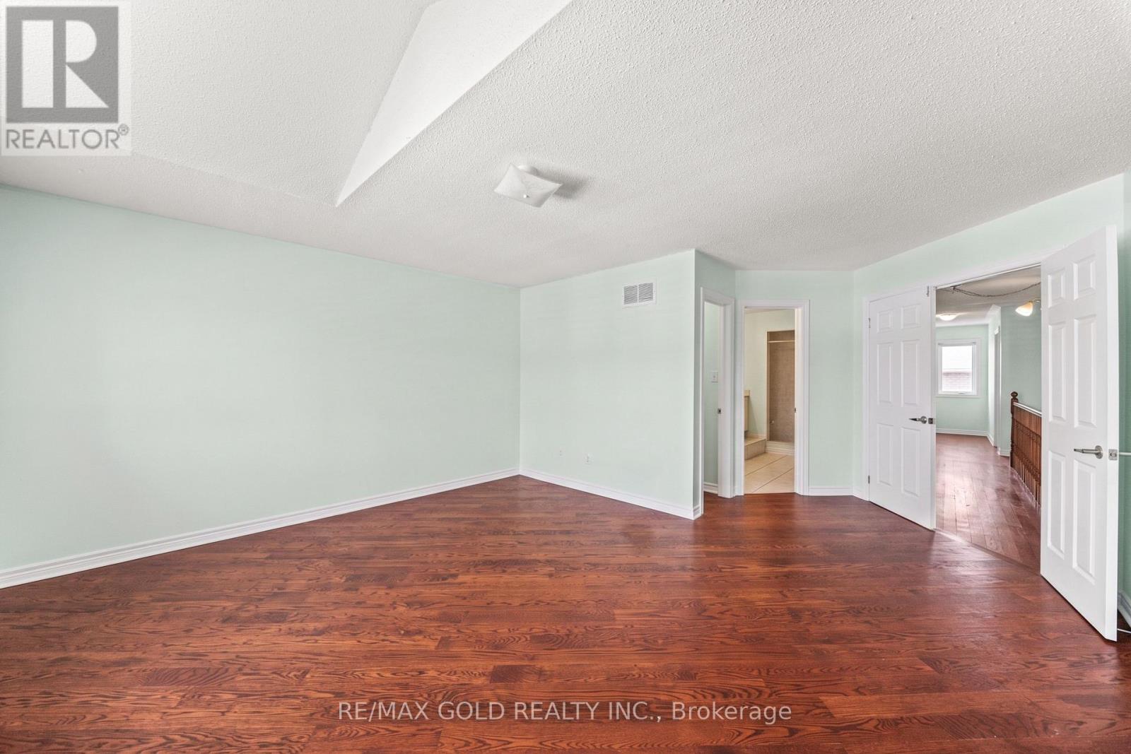 31 RAVENSCLIFFE COURT - 18