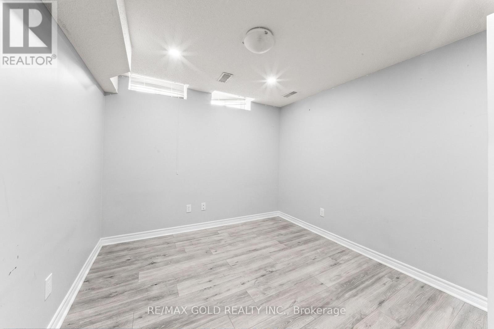31 RAVENSCLIFFE COURT - 27