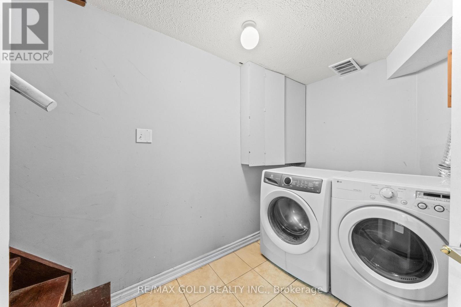 31 RAVENSCLIFFE COURT - 30