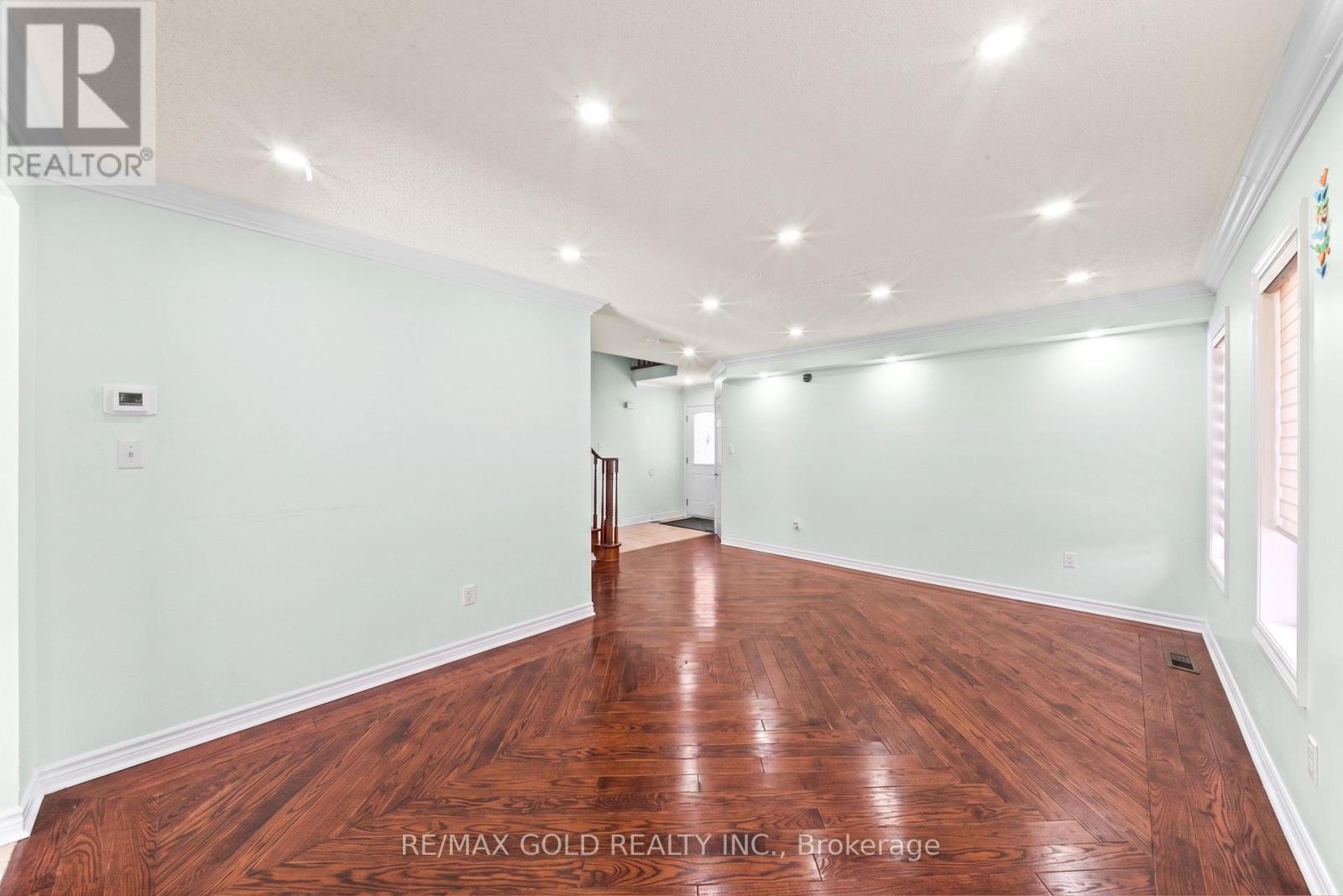 31 RAVENSCLIFFE COURT - 8
