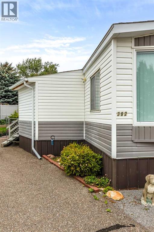 382 Belanca Crescent SW - 3