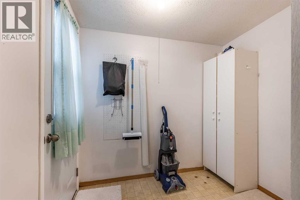 382 Belanca Crescent SW - 32