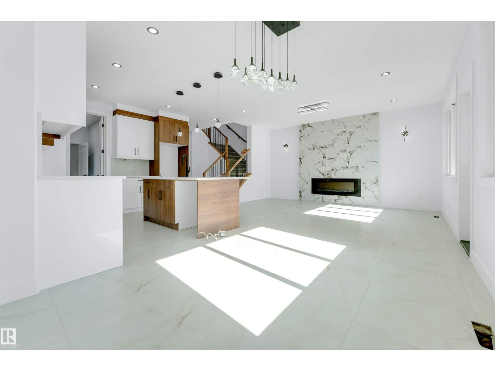 4651 17 AV SW - 10