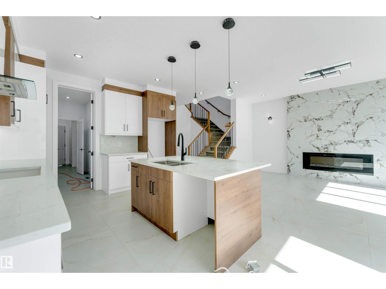 4651 17 AV SW - 13