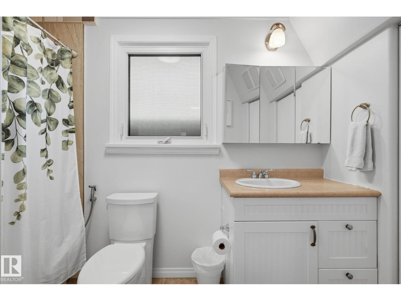 9520 95 AV NW - 16