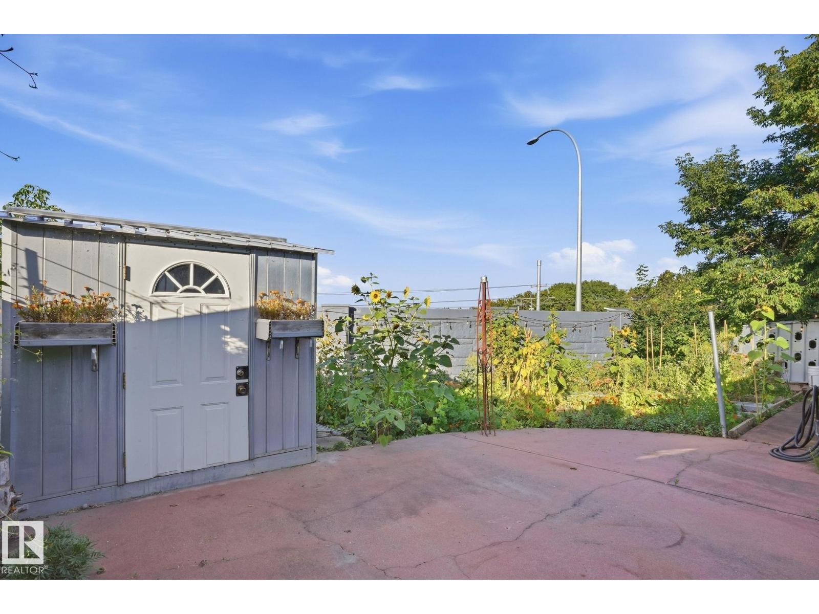 9520 95 AV NW - 39