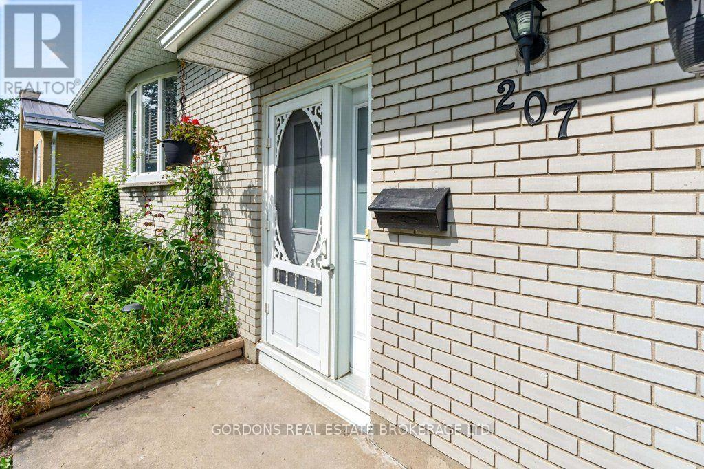 207 ROBERT WALLACE DRIVE - Image 4