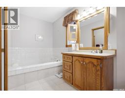 18 Greencrest Bay, Regina, SK S4S7E9 Photo 32