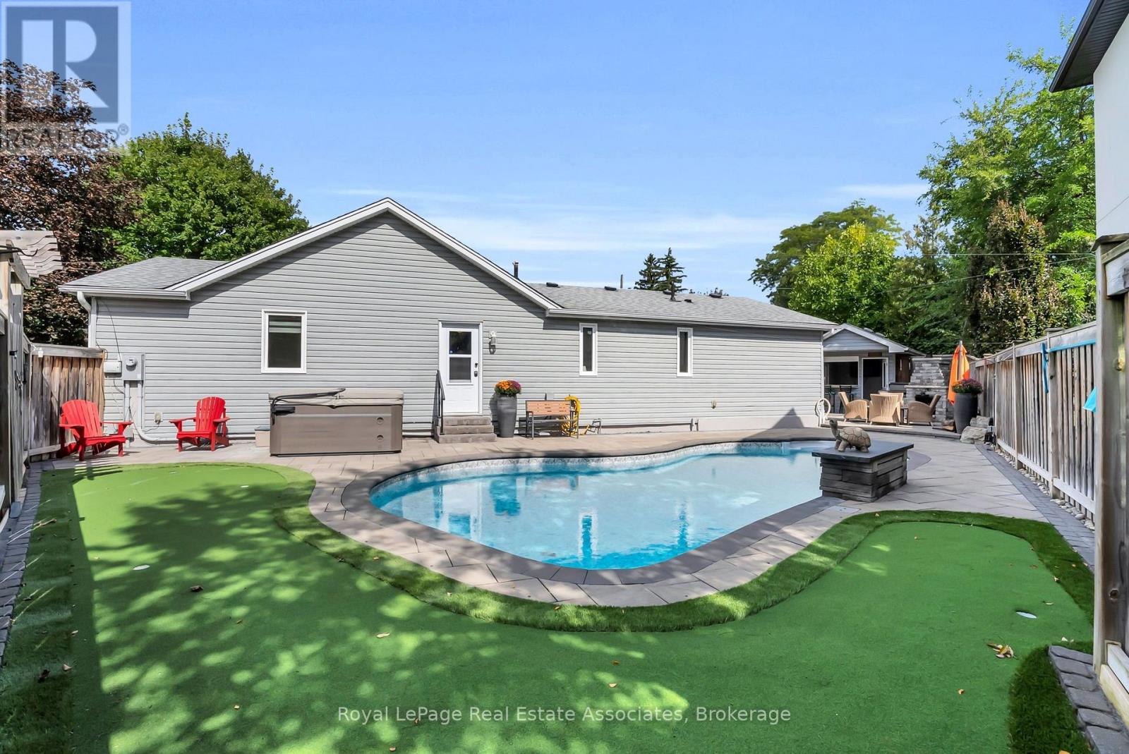 11 CHURCHILL CRESCENT - 40