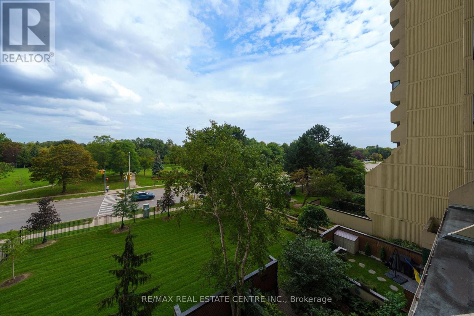 #314 362 THE EAST MALL DRIVE - Image 32