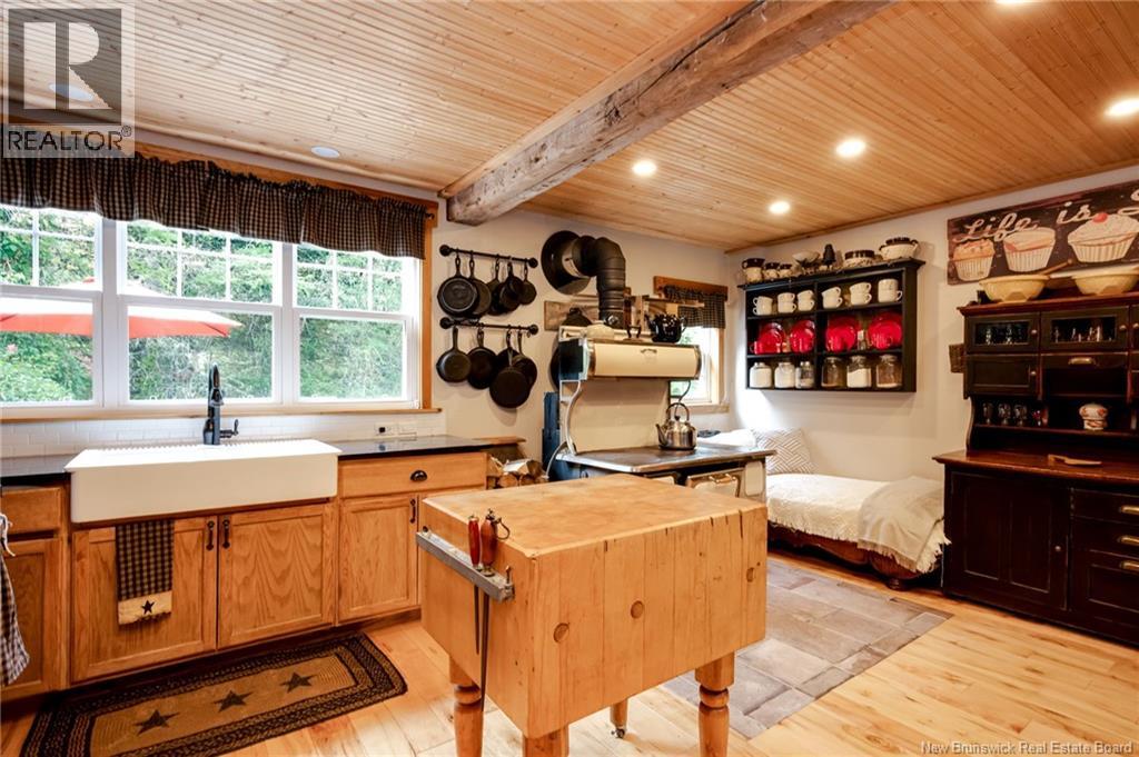 672 Lakefield Road - 9