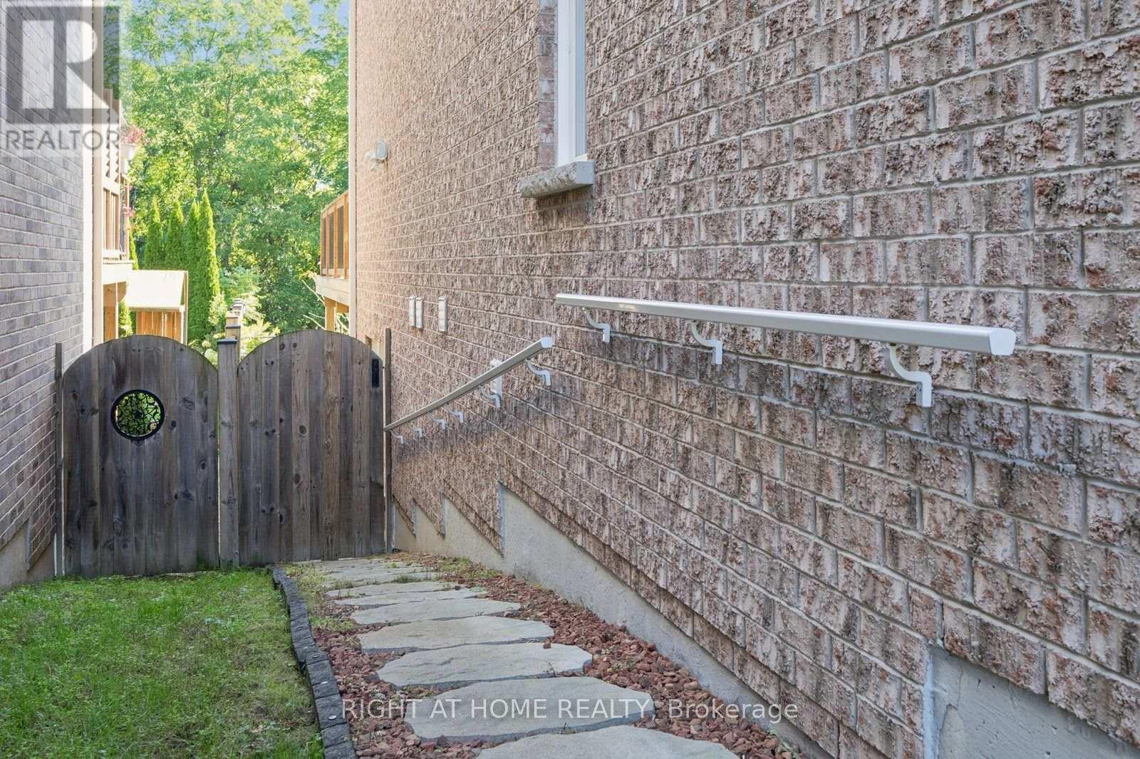 28 BRADFORD COURT - 39