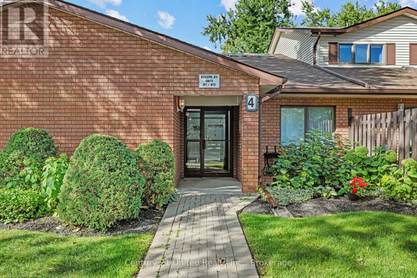 10 - 36 CHAMPLAIN CRESCENT, Peterborough (Northcrest Ward 5) — photo 2