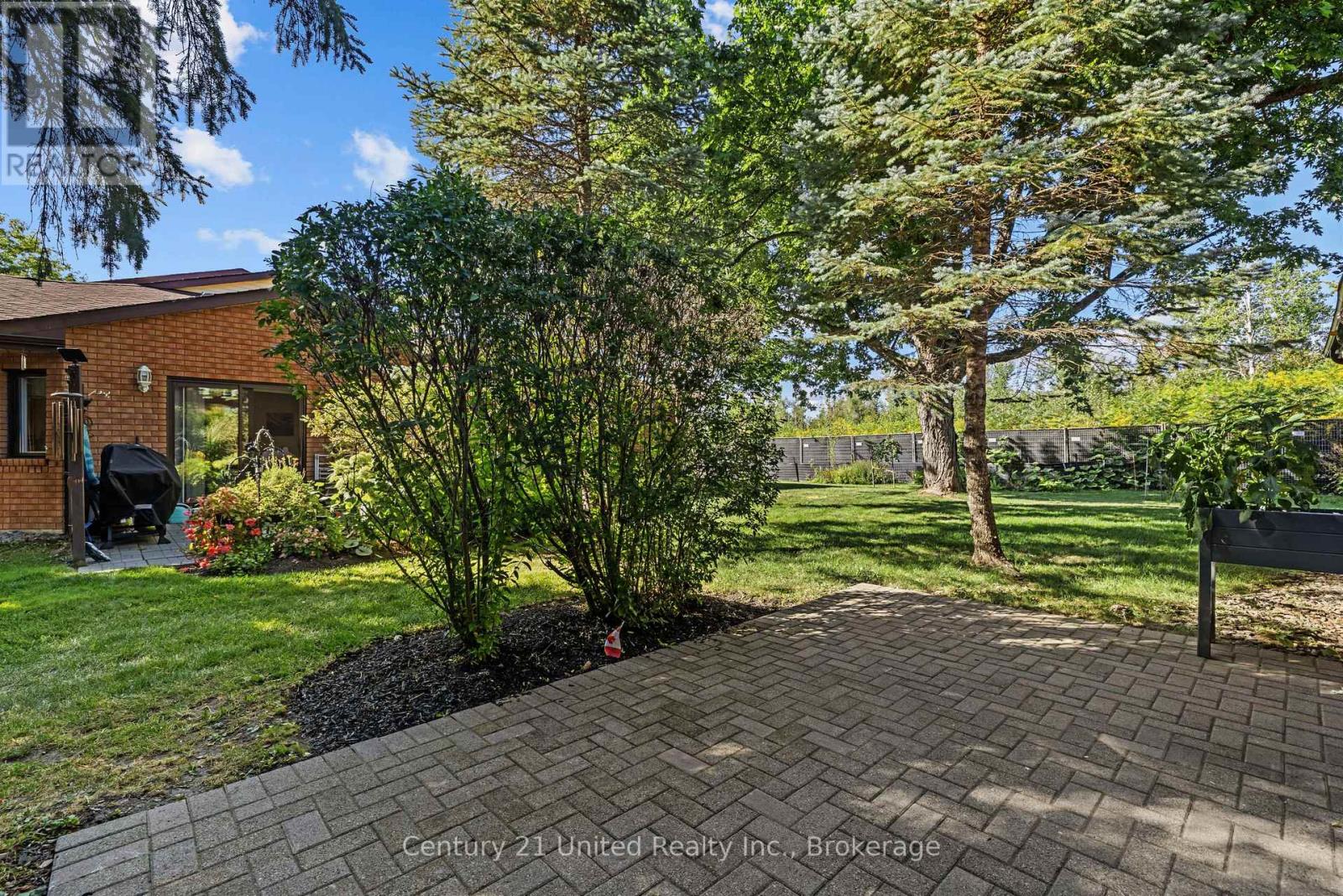 #10 36 CHAMPLAIN CRESCENT - Image 22