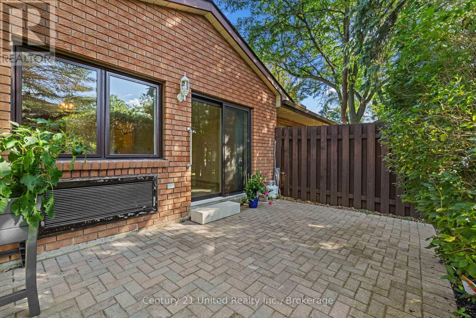 #10 36 CHAMPLAIN CRESCENT - 23