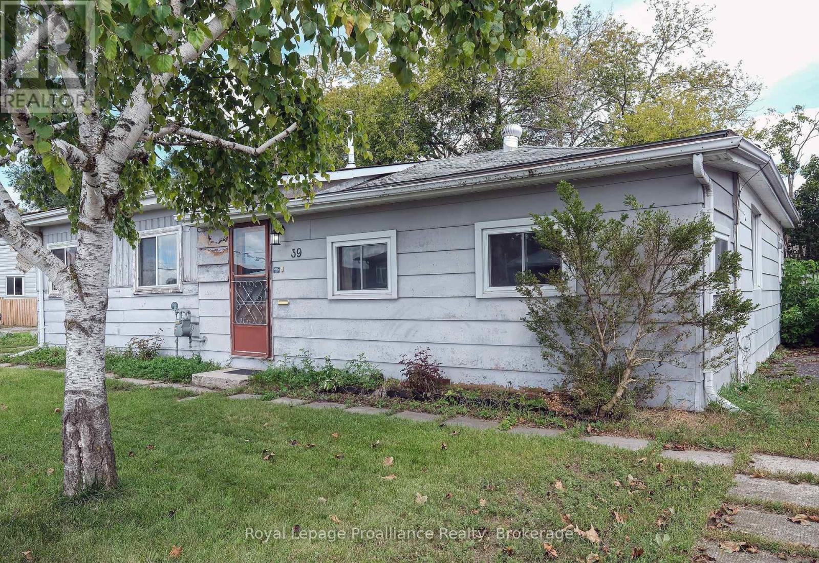 39 CENTRE STREET, Belleville (Belleville Ward) — photo 2