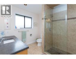 Laundry room - B 3876 Finnerty Rd, Saanich, BC V8N4A2 Photo 10