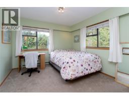 Family room - B 3876 Finnerty Rd, Saanich, BC V8N4A2 Photo 13