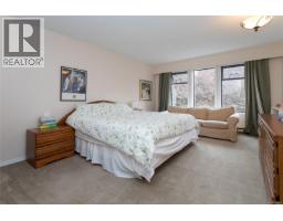 Entrance - B 3876 Finnerty Rd, Saanich, BC V8N4A2 Photo 9