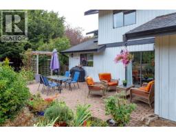 B 3876 Finnerty Rd, Saanich, BC V8N4A2 Photo 20
