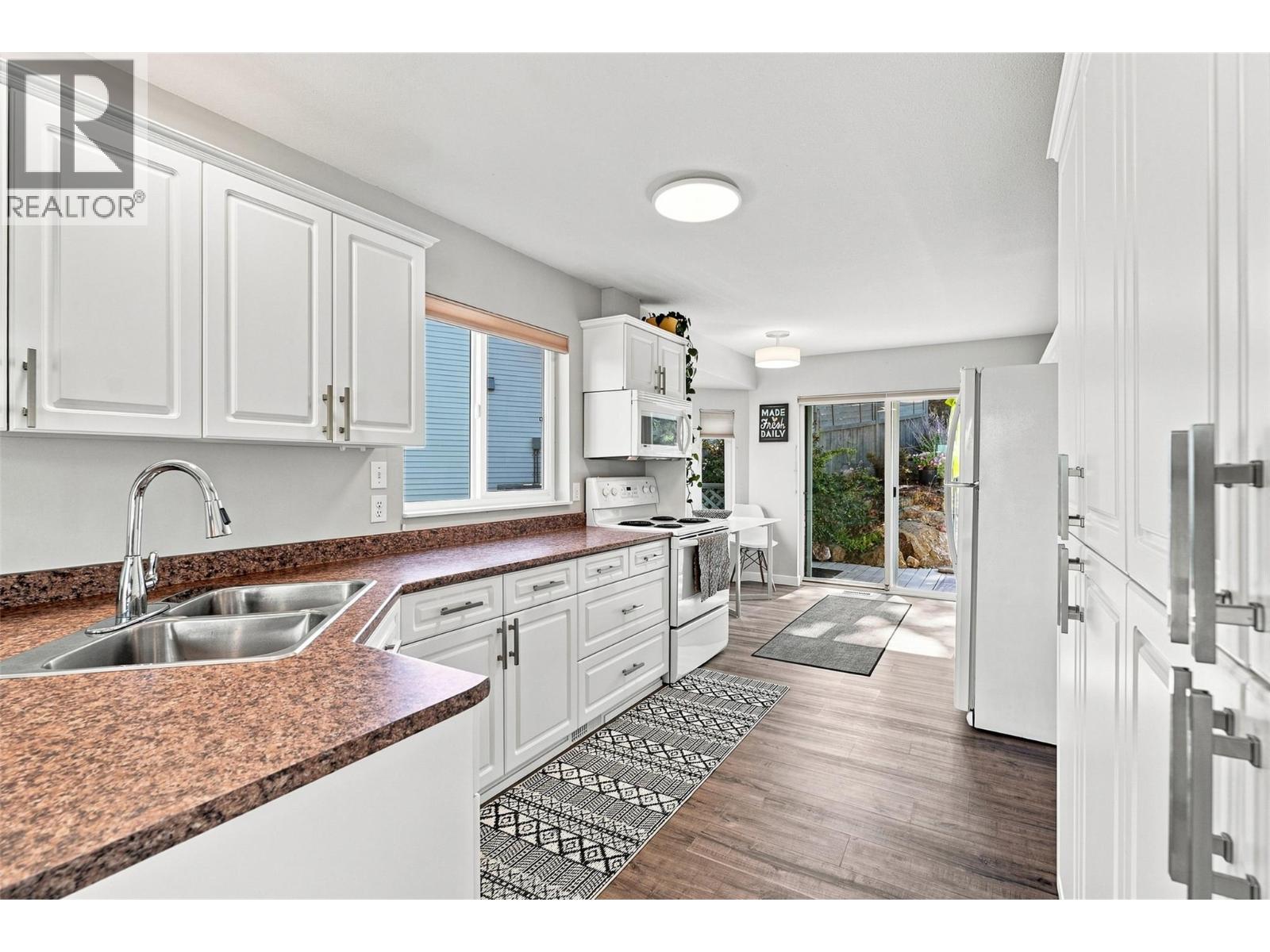 913 GREYSTONE Crescent - 24