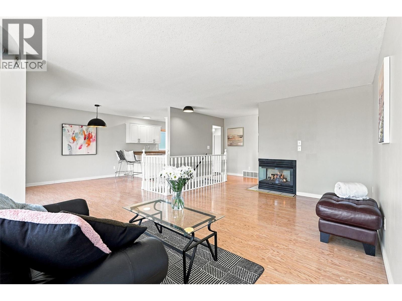 913 GREYSTONE Crescent - 3