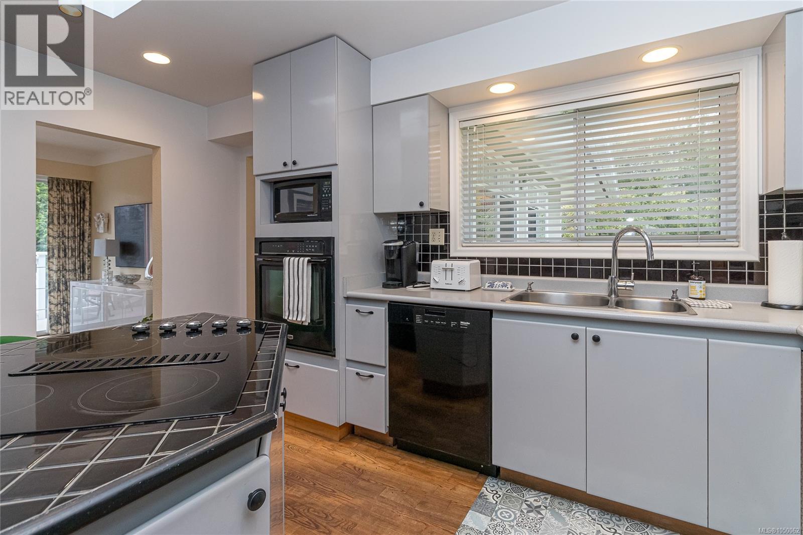 3884 Finnerty Rd - 12