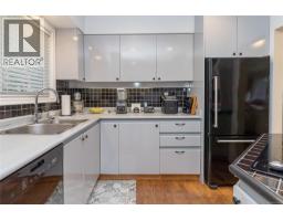 Family room - 3884 Finnerty Rd, Saanich, BC V8N4A2 Photo 13