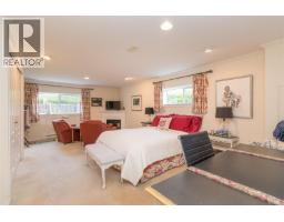 Living room - 3884 Finnerty Rd, Saanich, BC V8N4A2 Photo 16