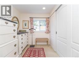 3884 Finnerty Rd, Saanich, BC V8N4A2 Photo 17