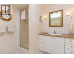 3884 Finnerty Rd, Saanich, BC V8N4A2 Photo 18
