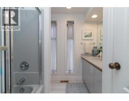 3884 Finnerty Rd, Saanich, BC V8N4A2 Photo 23