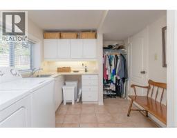 3884 Finnerty Rd, Saanich, BC V8N4A2 Photo 28